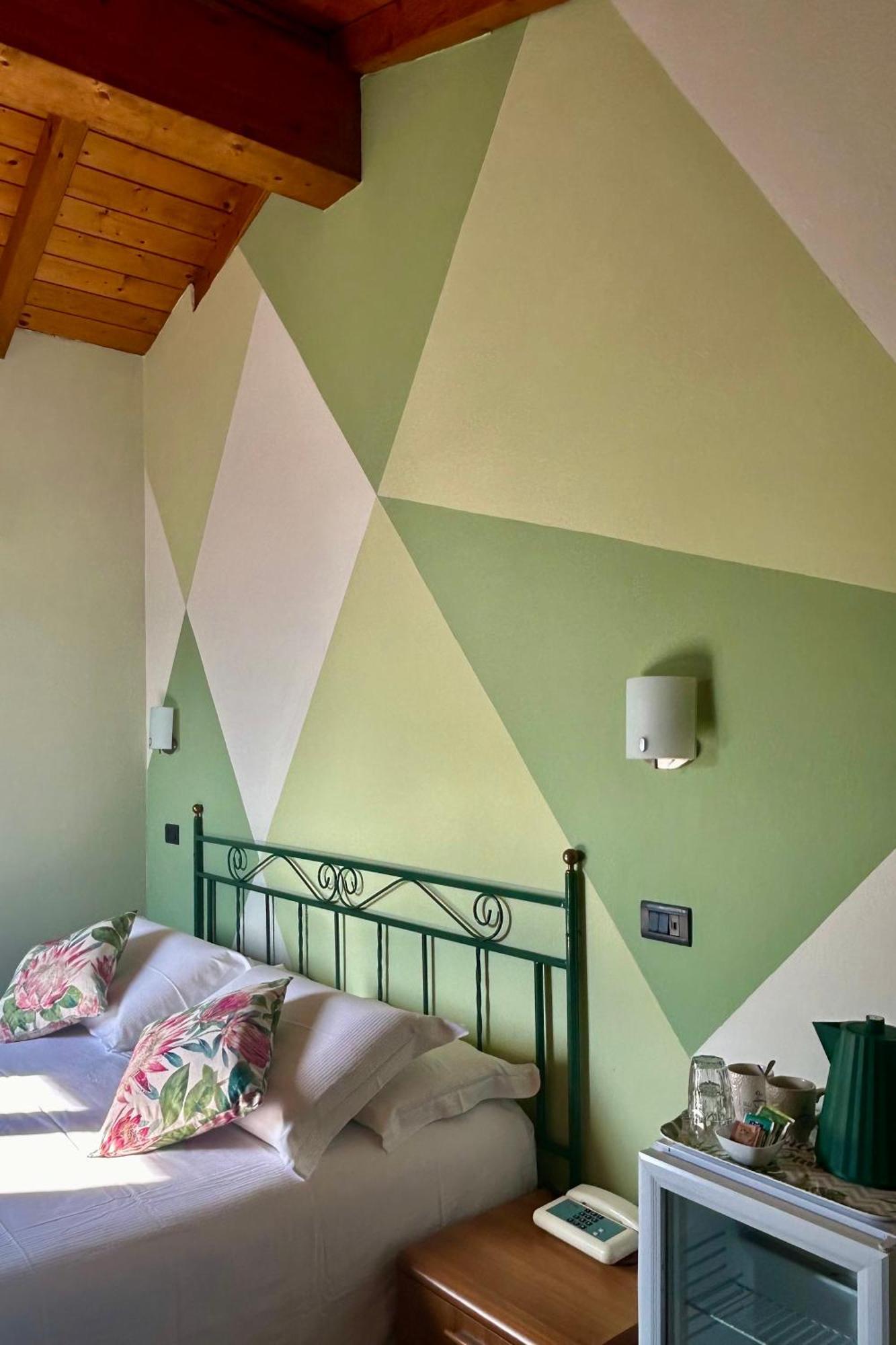 Dependance Pesce D'Oro Hotel แวร์บาเนีย ภายนอก รูปภาพ
